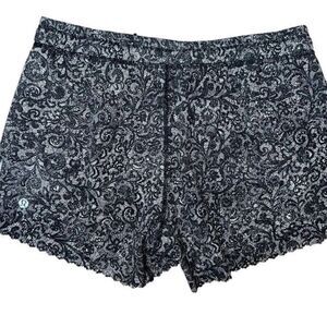Lululemon Hit It Short 3.5 Mini Cinder Lace Black White Size 4